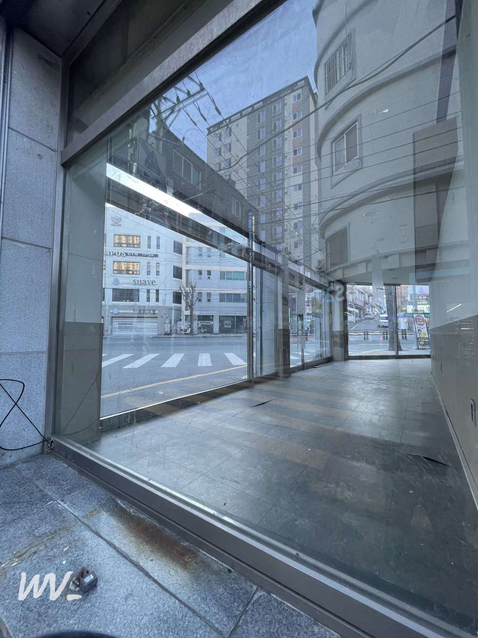 부산 서구 토성동3가 대로변 코너 모퉁이 가시성 좋음 월세 매물번호 10352 사진 1